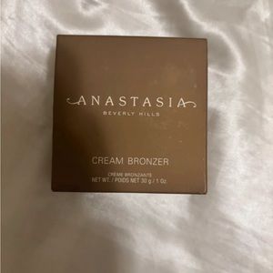 Anastasia, Beverly Hills cream bronzer